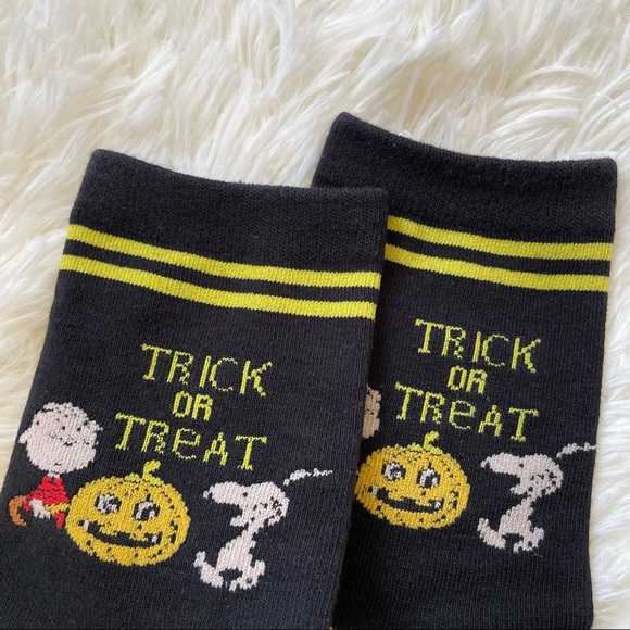New Charlie Brown Trick or Treat Socks - Picture 2 of 2